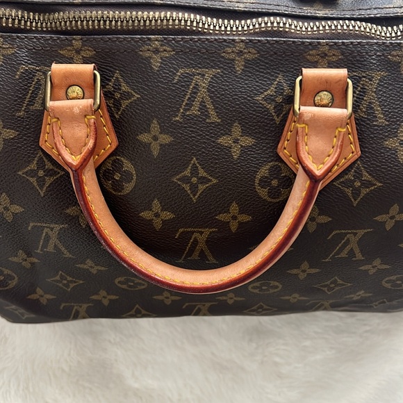 Authentic Louis Vuitton Monogram Speedy 40 Handbag with lock and keys - Picture 7 of 12